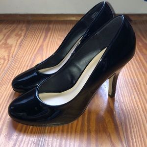 NWOT Black patent leather round toe pumps